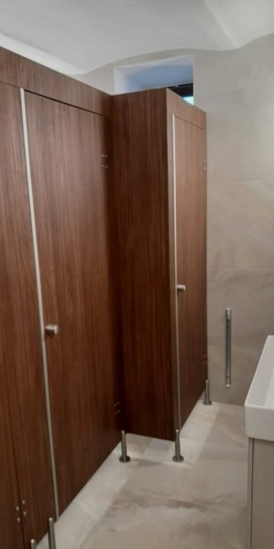 sanitárne kabínky a priečky