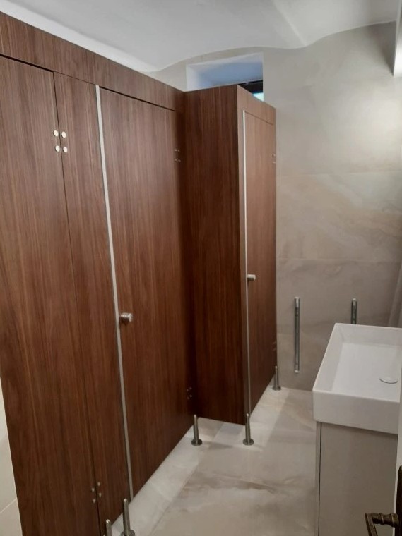 sanitárne kabínky a priečky
